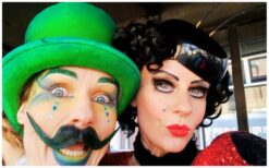 Liefde op Stelten: Een romantische dans in de lucht! ❤️ Een charmant kevertje en een stijlvol lieveheersbeestje dansen hoog boven het publiek in een betoverend liefdesverhaal. Met speelse interactie en de passie van de tango brengen ze romantiek tot leven. Perfect voor festivals, bruiloften, straattheater en zakelijke evenementen! Het kevertje probeert met sierlijke bewegingen het hart van het lieveheersbeestje te veroveren. Hun dans en humor zorgen voor een magisch moment dat het publiek raakt. Boek nu Liefde op Stelten en breng romantiek naar jouw evenement!