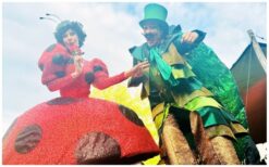 Liefde op Stelten: Een romantische dans in de lucht! ❤️ Een charmant kevertje en een stijlvol lieveheersbeestje dansen hoog boven het publiek in een betoverend liefdesverhaal. Met speelse interactie en de passie van de tango brengen ze romantiek tot leven. Perfect voor festivals, bruiloften, straattheater en zakelijke evenementen! Het kevertje probeert met sierlijke bewegingen het hart van het lieveheersbeestje te veroveren. Hun dans en humor zorgen voor een magisch moment dat het publiek raakt. Boek nu Liefde op Stelten en breng romantiek naar jouw evenement!