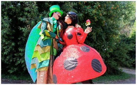 Liefde op Stelten: Een romantische dans in de lucht! ❤️ Een charmant kevertje en een stijlvol lieveheersbeestje dansen hoog boven het publiek in een betoverend liefdesverhaal. Met speelse interactie en de passie van de tango brengen ze romantiek tot leven. Perfect voor festivals, bruiloften, straattheater en zakelijke evenementen! Het kevertje probeert met sierlijke bewegingen het hart van het lieveheersbeestje te veroveren. Hun dans en humor zorgen voor een magisch moment dat het publiek raakt. Boek nu Liefde op Stelten en breng romantiek naar jouw evenement!