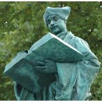 Levend Standbeeld met een historische en intellectuele uitstraling perfect voor evenementen festivals en straattheater een unieke act die de tijdloze wijsheid en invloed van Erasmus tot leven brengt