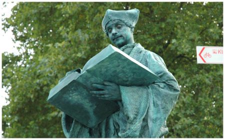 Levend Standbeeld met een historische en intellectuele uitstraling perfect voor evenementen festivals en straattheater een unieke act die de tijdloze wijsheid en invloed van Erasmus tot leven brengt