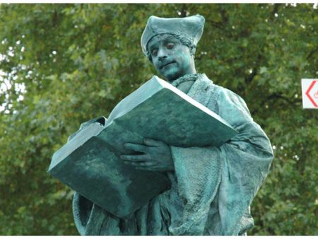 Levend Standbeeld met een historische en intellectuele uitstraling perfect voor evenementen festivals en straattheater een unieke act die de tijdloze wijsheid en invloed van Erasmus tot leven brengt