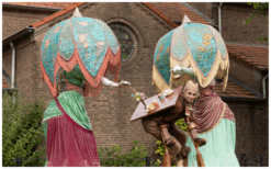 Wandelende Theetafel: een mobiele theeceremonie met levende meubelstukken op stelten. Unieke act voor festivals, winkelcentra, feesten en events.