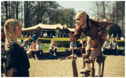 Wandelende Theetafel: een mobiele theeceremonie met levende meubelstukken op stelten. Unieke act voor festivals, winkelcentra, feesten en events.