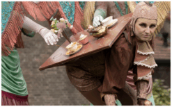 Wandelende Theetafel: een mobiele theeceremonie met levende meubelstukken op stelten. Unieke act voor festivals, winkelcentra, feesten en events.