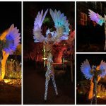 Betoverende Winter Godinnen op stelten met LED-vleugels! Magisch winterentertainment voor festivals, kerstmarkten en events. Een echte blikvanger! ❄