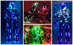 Blauw-Witte LED Robots Steltenlopers zijn een futuristische LED-steltenact met confetti en wow-effect, perfect voor festivals, beurzen en events.