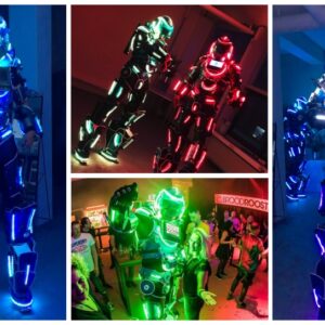 Blauw-Witte LED Robots Steltenlopers zijn een futuristische LED-steltenact met confetti en wow-effect, perfect voor festivals, beurzen en events.