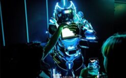 Blauw-Witte LED Robots Steltenlopers zijn een futuristische LED-steltenact met confetti en wow-effect, perfect voor festivals, beurzen en events.