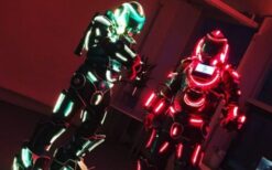 Blauw-Witte LED Robots Steltenlopers zijn een futuristische LED-steltenact met confetti en wow-effect, perfect voor festivals, beurzen en events.