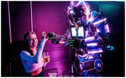 Blauw-Witte LED Robots Steltenlopers zijn een futuristische LED-steltenact met confetti en wow-effect, perfect voor festivals, beurzen en events.