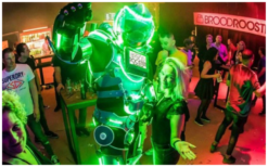 Blauw-Witte LED Robots Steltenlopers zijn een futuristische LED-steltenact met confetti en wow-effect, perfect voor festivals, beurzen en events.