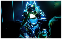 Blauw-Witte LED Robots Steltenlopers zijn een futuristische LED-steltenact met confetti en wow-effect, perfect voor festivals, beurzen en events.