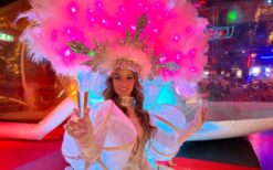 Laat je event stralen met de Champagne Diva Wit met Roze LED! 🥂 Deze elegante diva rijdt rond met een unieke champagne-rok op wielen, gevuld met meer dan 100 glazen of hapjes. De sfeervolle roze LED-verlichting zorgt voor extra magie, perfect voor avondfeesten en luxe evenementen. Een stijlvolle en verrassende manier om je gasten te verwennen! Of het nu een bruiloft, bedrijfsfeest of beurs is, de Champagne Diva past zich moeiteloos aan elk thema aan. Haar chique uitstraling en creatieve catering maken elk event onvergetelijk. Boek nu en geef je feest een bijzondere touch!