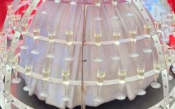 Laat je event stralen met de Champagne Diva Wit met Roze LED! 🥂 Deze elegante diva rijdt rond met een unieke champagne-rok op wielen, gevuld met meer dan 100 glazen of hapjes. De sfeervolle roze LED-verlichting zorgt voor extra magie, perfect voor avondfeesten en luxe evenementen. Een stijlvolle en verrassende manier om je gasten te verwennen! Of het nu een bruiloft, bedrijfsfeest of beurs is, de Champagne Diva past zich moeiteloos aan elk thema aan. Haar chique uitstraling en creatieve catering maken elk event onvergetelijk. Boek nu en geef je feest een bijzondere touch!