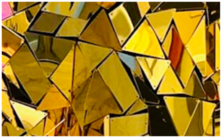 Het Gouden Spiegel Konijn is een mobiele spiegelact en levend standbeeld met gouden mozaïekspiegels, perfect als opvallend ontvangst entertainment voor events en festivals.