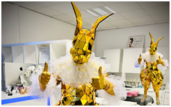 Het Gouden Spiegel Konijn is een mobiele spiegelact en levend standbeeld met gouden mozaïekspiegels, perfect als opvallend ontvangst entertainment voor events en festivals.