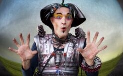 Re-Cycle Parade boeken? Duurzame straattheater parade met steltenlopers, muziek en interactieve spelelementen. Perfect voor festivals, winkelcentra en events met een groen thema.