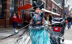 Re-Cycle Parade boeken? Duurzame straattheater parade met steltenlopers, muziek en interactieve spelelementen. Perfect voor festivals, winkelcentra en events met een groen thema.