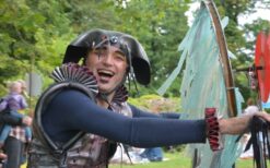 Re-Cycle Parade boeken? Duurzame straattheater parade met steltenlopers, muziek en interactieve spelelementen. Perfect voor festivals, winkelcentra en events met een groen thema.