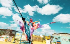 teltenlopers in grote kostuums als aarde, vuur, water en lucht tijdens een parade