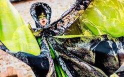 teltenlopers in grote kostuums als aarde, vuur, water en lucht tijdens een parade