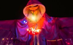 teltenlopers in grote kostuums als aarde, vuur, water en lucht tijdens een parade