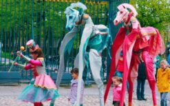 Kleurrijke Paradepaarden op Stelten boeken? Interactieve straattheater act met steltenlopers en dresseur. Perfect voor ontvangst, festival en winkelcentrum.