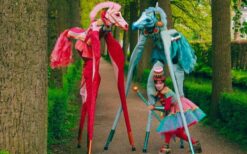 Kleurrijke Paradepaarden op Stelten boeken? Interactieve straattheater act met steltenlopers en dresseur. Perfect voor ontvangst, festival en winkelcentrum.