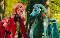 Kleurrijke Paradepaarden op Stelten boeken? Interactieve straattheater act met steltenlopers en dresseur. Perfect voor ontvangst, festival en winkelcentrum.