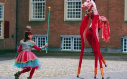 Kleurrijke Paradepaarden op Stelten boeken? Interactieve straattheater act met steltenlopers en dresseur. Perfect voor ontvangst, festival en winkelcentrum.