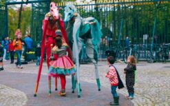 Kleurrijke Paradepaarden op Stelten boeken? Interactieve straattheater act met steltenlopers en dresseur. Perfect voor ontvangst, festival en winkelcentrum.