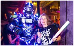 LED Robot Blue boeken? Spectaculaire futuristische act met blauwe LED en confetti. Perfect voor bedrijfsfeesten, openingen en festivals.