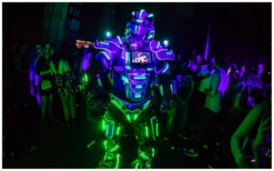 LED Robot Blue boeken? Spectaculaire futuristische act met blauwe LED en confetti. Perfect voor bedrijfsfeesten, openingen en festivals.