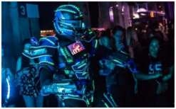 LED Robot Blue boeken? Spectaculaire futuristische act met blauwe LED en confetti. Perfect voor bedrijfsfeesten, openingen en festivals.