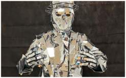 Zilveren Spiegel Man boeken? Spectaculaire spiegelact als mobiele act of levend standbeeld. Perfect voor gala’s, bedrijfsfeesten en festivals.