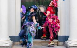 Rollerskate bloemen act met kleurrijke kostuums en dans op rolschaatsen. Mobiel straattheater met interactieve performers, ideaal voor festivals, winkelcentra en zomerevenementen.