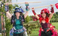 Rollerskate bloemen act met kleurrijke kostuums en dans op rolschaatsen. Mobiel straattheater met interactieve performers, ideaal voor festivals, winkelcentra en zomerevenementen.