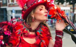 Rollerskate bloemen act met kleurrijke kostuums en dans op rolschaatsen. Mobiel straattheater met interactieve performers, ideaal voor festivals, winkelcentra en zomerevenementen.