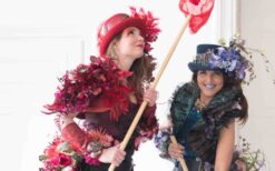 Rollerskate bloemen act met kleurrijke kostuums en dans op rolschaatsen. Mobiel straattheater met interactieve performers, ideaal voor festivals, winkelcentra en zomerevenementen.