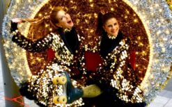Rollerskate gouden act met dans en glamour. Mobiele performers op rolschaatsen, ideaal voor festivals en bedrijfsevents.