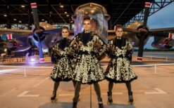 Rollerskate gouden act met dans en glamour. Mobiele performers op rolschaatsen, ideaal voor festivals en bedrijfsevents.