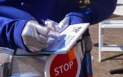 Rollerskate politie act met interactieve performers. Mobiel straattheater met crowd control en dans voor festivals en evenementen.