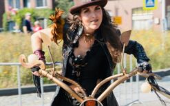 Rollerskate steampunk act met dans en straattheater. Mobiele performers op rolschaatsen in thema kostuums voor festivals en events.