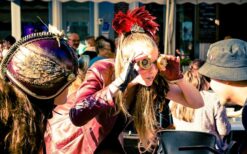 Rollerskate steampunk act met dans en straattheater. Mobiele performers op rolschaatsen in thema kostuums voor festivals en events.