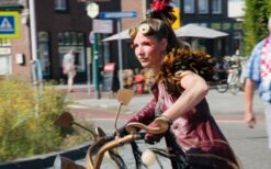 Rollerskate steampunk act met dans en straattheater. Mobiele performers op rolschaatsen in thema kostuums voor festivals en events.