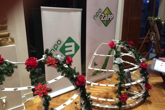 De versiering van de Champagne Diva wordt tijdens een kerstuitvoering verzorgd door onze kleedsters op locatie.