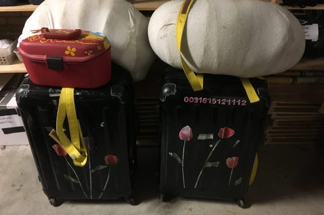 De Kleders van het PRIMA atelier bereiden alle koffers en producten voor de boekingen voor, klaar voor overdracht aan de artiesten. Een nauwkeurige taak, want er mag niets over het hoofd worden gezien!