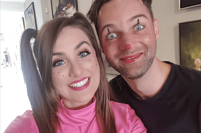 Net voor een optreden nemen steltenlopers Danique en Helmer even de tijd om een leuke foto te maken backstage. Altijd plezier met deze professionals!