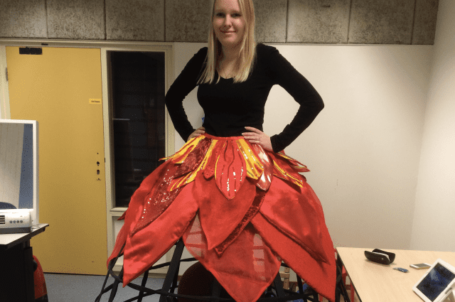 Wanneer je als kostuummaker geen model hebt en zelf een doorpas moet doen. Chantal in haar element, volledig gefocust op haar werk!